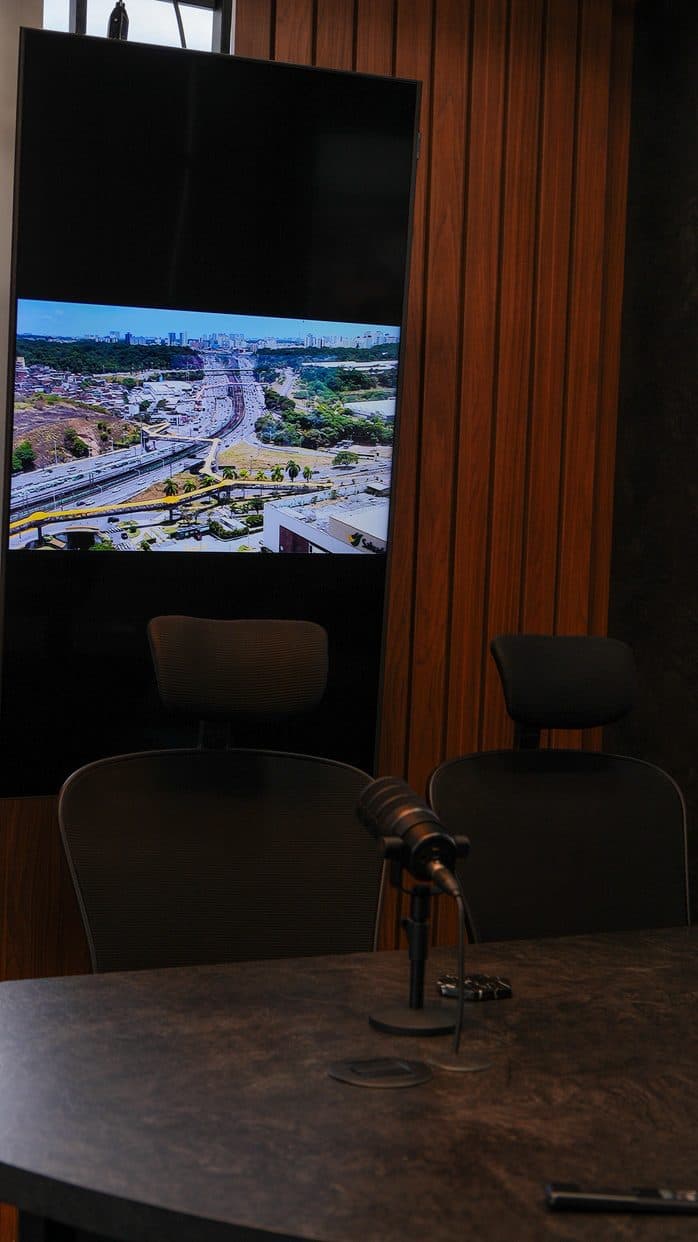 Canto do estúdio com a vista da cidade ao fundo