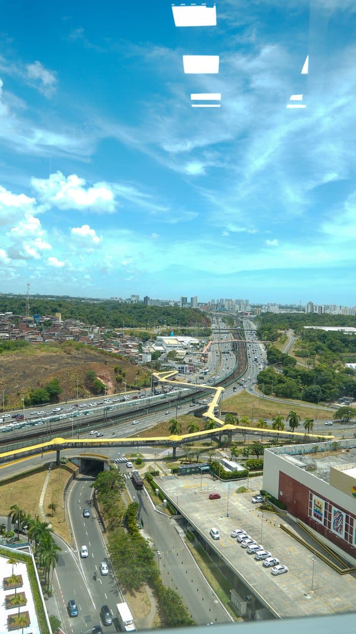 Vista aérea da Avenida Tancredo Neves e do centro empresarial de Salvador